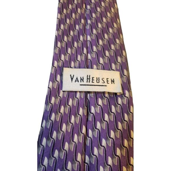 VIntage Van Heusen Mens Necktie Tie Purple Geometric 100% Silk Handmade - Picture 13 of 13